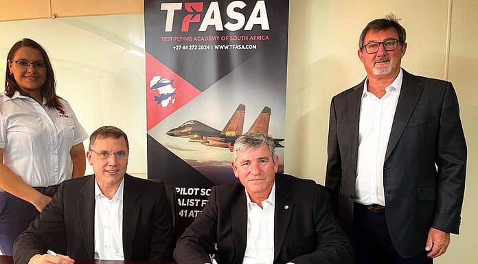 DAS A2 kooperiert mit TFASA für Personal der Luftfahrt Andreas Pötzsch, Geschäftsführer der DFS Aviation Services, und Jean Rossouw, Executive Chairman & President der Test Flying Academy of South Africa (TFASA)