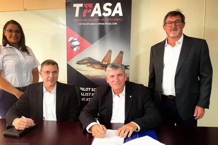 Andreas Pötzsch, Geschäftsführer der DFS Aviation Services, und Jean Rossouw, Executive Chairman & President der Test Flying Academy of South Africa (TFASA)