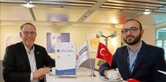 Direktor von Turkish Airlines am Airport Nürnberg Abdullah Ömer Celik (rechts) und Flughafengeschäftsführer Dr. Michael Hupe in der Dürer Lounge.