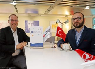 Direktor von Turkish Airlines am Airport Nürnberg Abdullah Ömer Celik (rechts) und Flughafengeschäftsführer Dr. Michael Hupe in der Dürer Lounge.