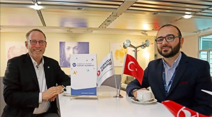 Dürer Lounge für Passagiere der Turkish Airlines am Airport Nürnberg Direktor von Turkish Airlines am Airport Nürnberg Abdullah Ömer Celik (rechts) und Flughafengeschäftsführer Dr. Michael Hupe in der Dürer Lounge.