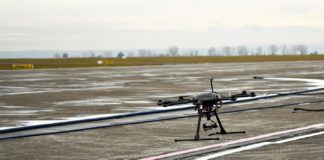 Speziell ausgerüstete Forschungsdrohne DexHawk während des Starts