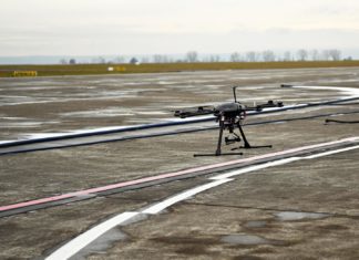 Speziell ausgerüstete Forschungsdrohne DexHawk während des Starts