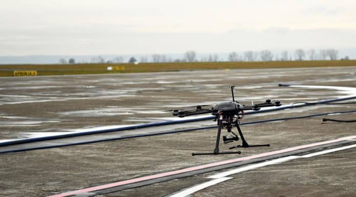 Projekt City-ATM: Drohnen, die bei Funkabriss weiterfliegen Speziell ausgerüstete Forschungsdrohne DexHawk während des Starts