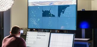 Supervisor bei der Arbeit: Neuartige Planungssysteme sollen den Supervisor eines großen Remote Tower Centers in Zukunft unterstützen.