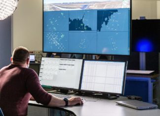 Supervisor bei der Arbeit: Neuartige Planungssysteme sollen den Supervisor eines großen Remote Tower Centers in Zukunft unterstützen.
