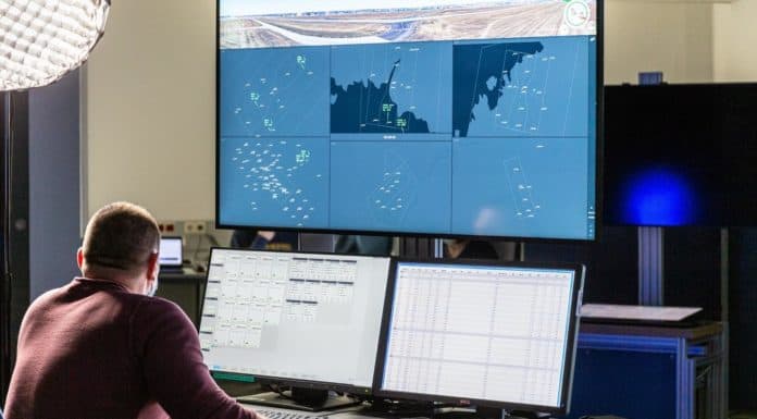 Flugsicherung: Remote Tower Center statt Flughafentower Supervisor bei der Arbeit: Neuartige Planungssysteme sollen den Supervisor eines großen Remote Tower Centers in Zukunft unterstützen.