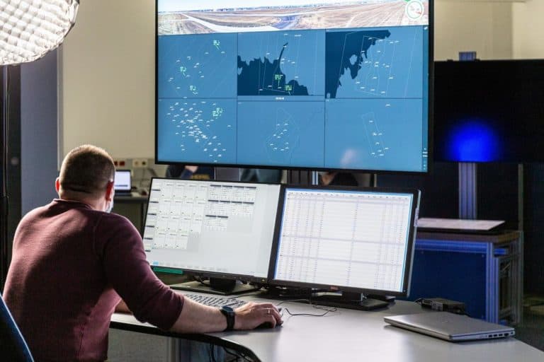 Supervisor bei der Arbeit: Neuartige Planungssysteme sollen den Supervisor eines großen Remote Tower Centers in Zukunft unterstützen.