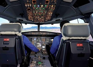 Das Programm der Airbus Flugschule vermittelt den Flugschülern die Fähigkeiten und die Einstellung, die sie für den späteren Arbeitsalltag bei einer Airline benötigen.