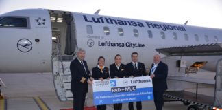 Flugkapitän Andreas Leyerer (links), Crew-Mitglieder (Mitte), Flughafen-Geschäftsführer Roland Hüser (rechts)