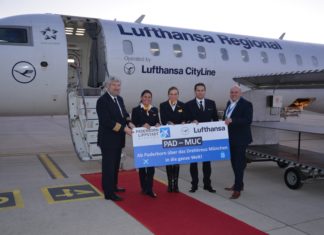 Flugkapitän Andreas Leyerer (links), Crew-Mitglieder (Mitte), Flughafen-Geschäftsführer Roland Hüser (rechts)