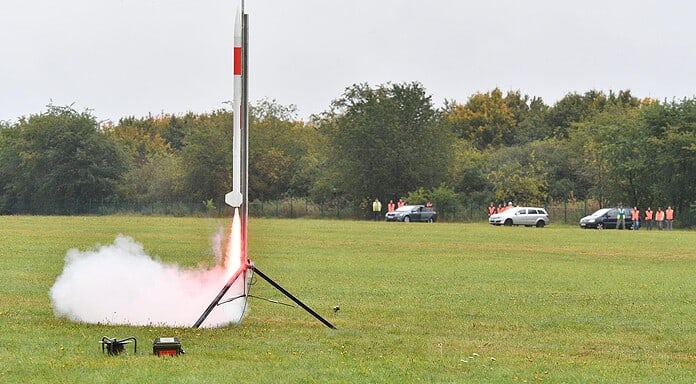 CanSats: Schulteams aus ganz Deutschland starten Minisatelliten mit Missionen Start einer Rakete mit CanSats an Bord: Beim großen Finale des jährlichen CanSat-Wettbewerbs startet in Rothenburg (Wümme) eine Rakete mit CanSats an Bord