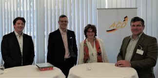 Simon Peschges, Chefvolkswirt bei der IHK Frankfurt am Main, Dr. Martin Roll, Geschäftsführer des Flughafen Hannovers, Elke Wasser, Geschäftsführerin des Logistic Training Centers, sowie Prof. Dr. Christopher Stoller, Präsident des Aircargo Club Deutschland, beim ACD-Forum Fachkräftemangel (v.l.n.r.).