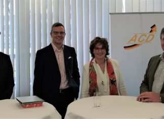 Simon Peschges, Chefvolkswirt bei der IHK Frankfurt am Main, Dr. Martin Roll, Geschäftsführer des Flughafen Hannovers, Elke Wasser, Geschäftsführerin des Logistic Training Centers, sowie Prof. Dr. Christopher Stoller, Präsident des Aircargo Club Deutschland, beim ACD-Forum Fachkräftemangel (v.l.n.r.).