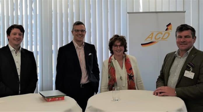 Fachkräftemangel in der Luftfracht führt zu Wettbewerbsnachteilen Simon Peschges, Chefvolkswirt bei der IHK Frankfurt am Main, Dr. Martin Roll, Geschäftsführer des Flughafen Hannovers, Elke Wasser, Geschäftsführerin des Logistic Training Centers, sowie Prof. Dr. Christopher Stoller, Präsident des Aircargo Club Deutschland, beim ACD-Forum Fachkräftemangel (v.l.n.r.).