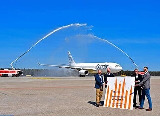 Christian Käser (Leitung Aviation Vertrieb), Jürgen Kohstall (Leitung Marketing), Dr. Michael Hupe (Flughafengeschäftsführer) und Christian Albrecht (Pressesprecher) begrüßten den Airbus A330 von Condor Airlines auf dem Vorfeld.