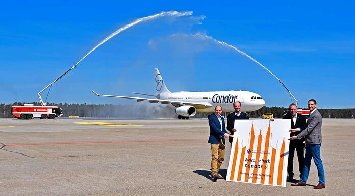 Condor Airbus A330 startet nach Mallorca ab Flughafen Nürnberg Christian Käser (Leitung Aviation Vertrieb), Jürgen Kohstall (Leitung Marketing), Dr. Michael Hupe (Flughafengeschäftsführer) und Christian Albrecht (Pressesprecher) begrüßten den Airbus A330 von Condor Airlines auf dem Vorfeld.