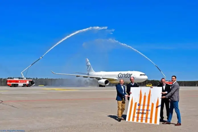 Christian Käser (Leitung Aviation Vertrieb), Jürgen Kohstall (Leitung Marketing), Dr. Michael Hupe (Flughafengeschäftsführer) und Christian Albrecht (Pressesprecher) begrüßten den Airbus A330 von Condor Airlines auf dem Vorfeld.