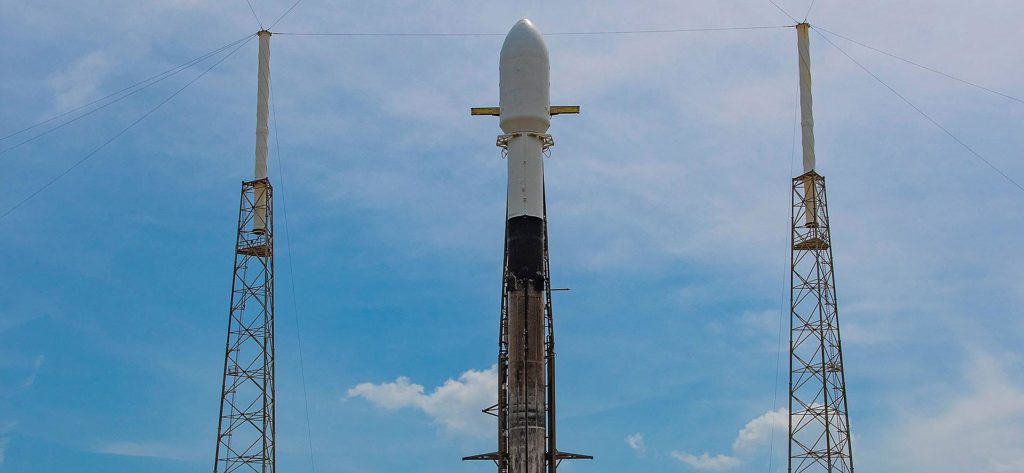 Falcon-9-Trägerrakete mit EnMAP auf dem Launchpad: Die Falcon-9-Trägerrakete des US-amerikanischen Raumfahrtkonzerns SpaceX steht mit dem Satelliten EnMAP an Bord startbereit auf dem Launchpad 40 am Weltraumbahnhof Cape Canaveral in Florida.