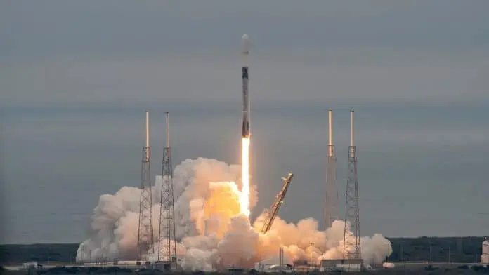 Start von Falcon 9 mit dem deutschen Umweltsatelliten EnMAP: Am 01. April 2022 um 18:24 Uhr Mitteleuropäischer Sommerzeit (12:24 Uhr Ortszeit) ist der deutsche Umweltsatellit EnMAP an Bord einer Falcon-9-Rakete des US-amerikanischen Raumfahrtkonzerns SpaceX von Cape Canaveral in Florida ins All gestartet.