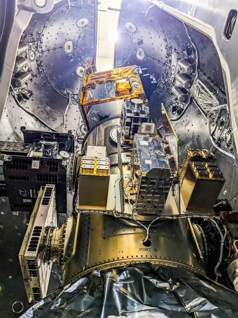 EnMAP an der Spitze: Kurz bevor sich die Nutzlastverkleidung an der Spitze der Falcon-9-Rakete geschlossen hat, wurde noch schnell ein Bild aufgenommen. Es zeigt viele der insgesamt 40 zum Teil sehr kleinen Nutzlasten. EnMAP an der Spitze der sogenannten SpaceX Transporter-4-Mission ist der größte Satellit an Bord.