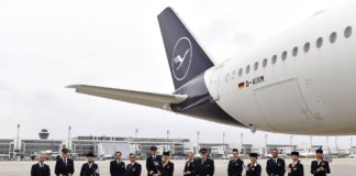 Lufthansa-Crew vor dem Erstflug nach San Diego