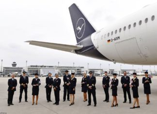 Lufthansa-Crew vor dem Erstflug nach San Diego