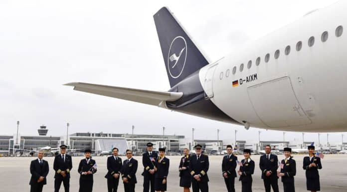 Lufthansa fliegt nach San Diego und Rio de Janeiro ab Flughafen München Lufthansa-Crew vor dem Erstflug nach San Diego