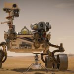 Mars-Rover “Perseverance” und Hubschrauberdrohne “Ingenuity”: Am 18. Februar 2021 landeten der Mars 2020 Rover Perseverance der NASA und der mitgeführte Marshelikopter Ingenuity im Krater Jezero. Perseverance ist der komplexeste Rover, den die NASA jemals zum Mars geschickt hat. Ingenuity, ein Technologieexperiment, ist das erste Luftfahrzeug, das einen kontrollierten Flug auf einem anderen Planeten versuchen wird. Die 50 cm hohe Helikopterdrohne ist an der Unterseite von Perseverance angebracht und wird von dort auf dem Boden abgesetzt, ehe Perseverance auf einige Meter Distanz wegrollen und die Flugdemonstration mit den Roverkameras verfolgen wird.
