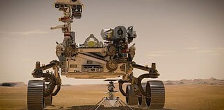 Mars-Rover “Perseverance” und Hubschrauberdrohne “Ingenuity”: Am 18. Februar 2021 landeten der Mars 2020 Rover Perseverance der NASA und der mitgeführte Marshelikopter Ingenuity im Krater Jezero. Perseverance ist der komplexeste Rover, den die NASA jemals zum Mars geschickt hat. Ingenuity, ein Technologieexperiment, ist das erste Luftfahrzeug, das einen kontrollierten Flug auf einem anderen Planeten versuchen wird. Die 50 cm hohe Helikopterdrohne ist an der Unterseite von Perseverance angebracht und wird von dort auf dem Boden abgesetzt, ehe Perseverance auf einige Meter Distanz wegrollen und die Flugdemonstration mit den Roverkameras verfolgen wird.