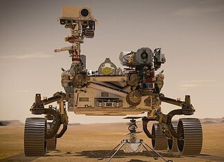 Mars-Rover “Perseverance” und Hubschrauberdrohne “Ingenuity”: Am 18. Februar 2021 landeten der Mars 2020 Rover Perseverance der NASA und der mitgeführte Marshelikopter Ingenuity im Krater Jezero. Perseverance ist der komplexeste Rover, den die NASA jemals zum Mars geschickt hat. Ingenuity, ein Technologieexperiment, ist das erste Luftfahrzeug, das einen kontrollierten Flug auf einem anderen Planeten versuchen wird. Die 50 cm hohe Helikopterdrohne ist an der Unterseite von Perseverance angebracht und wird von dort auf dem Boden abgesetzt, ehe Perseverance auf einige Meter Distanz wegrollen und die Flugdemonstration mit den Roverkameras verfolgen wird.