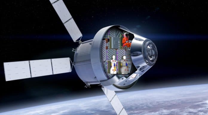 DLR schickt weibliche Messpuppen zur NASA-Mission Artemis I Die "Crew" der Artemis-1-Mission zum Mond: Die beiden Messpuppen des Experiments MARE (Matroshka AstroRad Radiation Experiment), die mit der ersten Mission Artemis 1 der NASA zum Mond fliegen, nehmen zwei der Passagiersitze der Orion-Kapsel ein (Sitz #3 und Sitz #4).