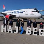 Martin Altemöller (Bereichsleiter Aviation Management am Hannover Airport) mit Vertretern der Airline.