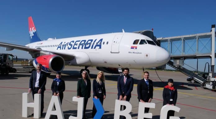 Air Serbia fliegt ab Flughafen Hannover direkt nach Belgrad Martin Altemöller (Bereichsleiter Aviation Management am Hannover Airport) mit Vertretern der Airline.