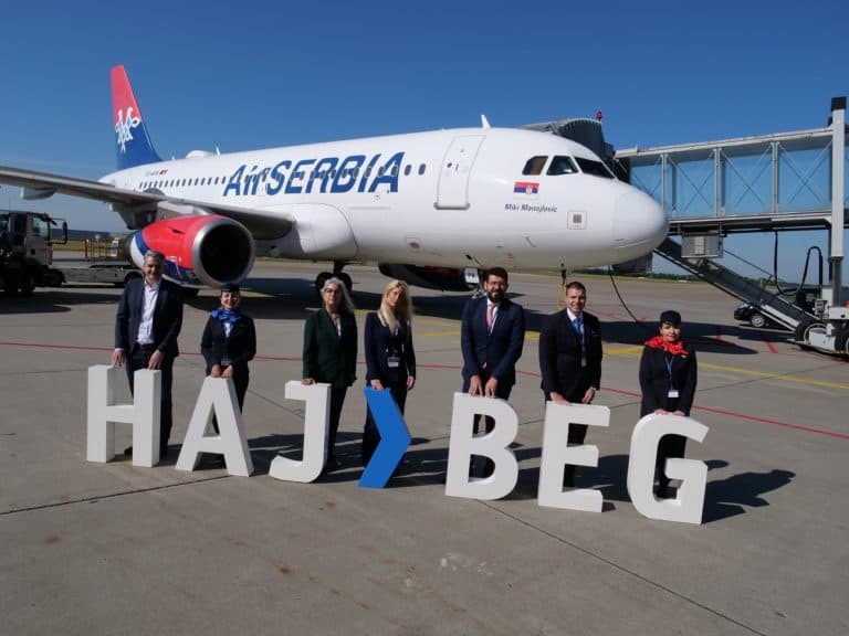 Martin Altemöller (Bereichsleiter Aviation Management am Hannover Airport) mit Vertretern der Airline.