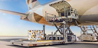 Die Zusammenarbeit von Etihad Cargo und Jettainer startete im Jahr 2011 mit der globalen Steuerung der Lademittelflotte. Anlässlich der 10-jährigen Partnerschaft wurde ein spezieller Jubiläums-Container bedruckt.