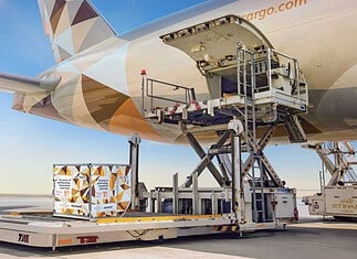 Die Zusammenarbeit von Etihad Cargo und Jettainer startete im Jahr 2011 mit der globalen Steuerung der Lademittelflotte. Anlässlich der 10-jährigen Partnerschaft wurde ein spezieller Jubiläums-Container bedruckt.