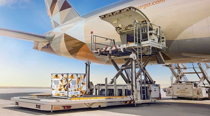 Etihad Cargo und Jettainer verlängern Zusammenarbeit Die Zusammenarbeit von Etihad Cargo und Jettainer startete im Jahr 2011 mit der globalen Steuerung der Lademittelflotte. Anlässlich der 10-jährigen Partnerschaft wurde ein spezieller Jubiläums-Container bedruckt.