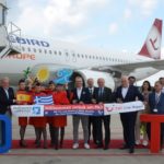 Freude über die Rückkehr der TUI am Flughafen Paderborn/Lippstadt: Aufsichtsratsvorsitzender Landrat Christoph Rüther (7. von rechts), Geschäftsführer Roland Hüser (6. von rechts) und Sven Winterstein, Leiter Flugplanung und Einkauf der TUI Deutschland (9. von rechts), mit Vertretern des Flughafens, der TUI, der Fluggesellschaft Freebird und der Crew vor dem Abflug nach Palma de Mallorca.