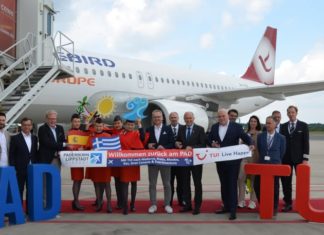 Freude über die Rückkehr der TUI am Flughafen Paderborn/Lippstadt: Aufsichtsratsvorsitzender Landrat Christoph Rüther (7. von rechts), Geschäftsführer Roland Hüser (6. von rechts) und Sven Winterstein, Leiter Flugplanung und Einkauf der TUI Deutschland (9. von rechts), mit Vertretern des Flughafens, der TUI, der Fluggesellschaft Freebird und der Crew vor dem Abflug nach Palma de Mallorca.
