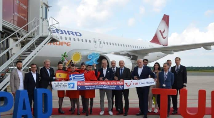 TUI stationiert Freebird Europe Flugzeug am Flughafen Paderborn/Lippstadt Freude über die Rückkehr der TUI am Flughafen Paderborn/Lippstadt: Aufsichtsratsvorsitzender Landrat Christoph Rüther (7. von rechts), Geschäftsführer Roland Hüser (6. von rechts) und Sven Winterstein, Leiter Flugplanung und Einkauf der TUI Deutschland (9. von rechts), mit Vertretern des Flughafens, der TUI, der Fluggesellschaft Freebird und der Crew vor dem Abflug nach Palma de Mallorca.