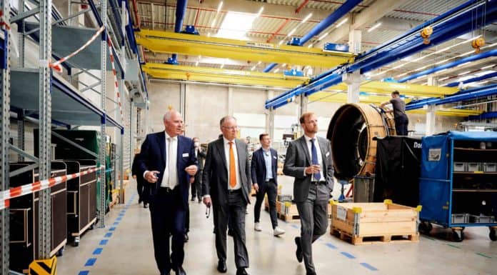 MTU Aero Engines Werksvergrößerung abgeschlossen MTU-Programmvorstand Michael Schreyögg und Jaap Beijer, Geschäftsführer der MTU Maintenance Hannover, begrüßten den niedersächsischen Ministerpräsidenten Stephan Weil