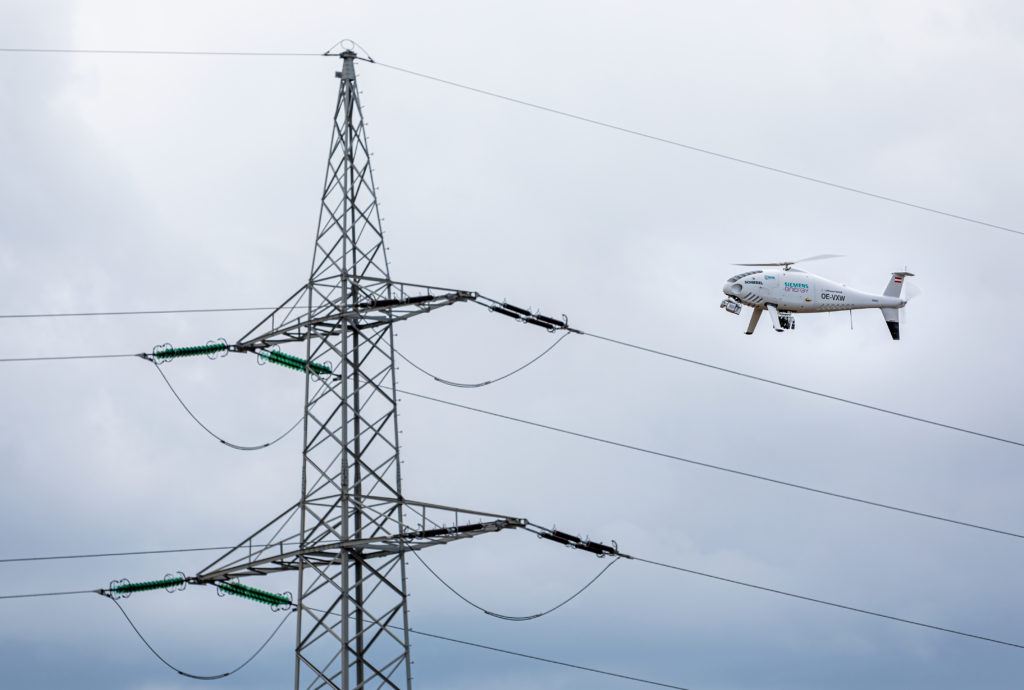 Sobald es die Gesetzeslage zulässt, könnte die Inspektion von Stromleitungen mit Drohnen statt Helikoptern durchgeführt werden. Sie können einzelne Stellen gezielter anfliegen, sind leiser, umweltfreundlicher und schneller.