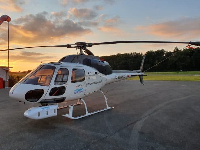 Smart Aerial Powerline inspection: Für die Inspektion der Leitungen bringt Siemens Energy ein Multisensor-System an der Unterseite eines Helikopters an.