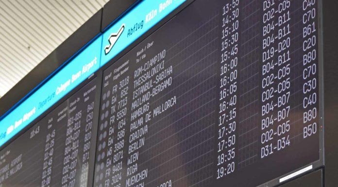 Warnstreiks am Flughafen Köln/Bonn angekündigt Flugtafel am Flughafen Köln Bonn