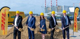 von links: Timo Köpsel, Director Gateway München DHL Express Deutschland; Staatsminister Dr. Florian Herrmann, MdL und Leiter der Bayerischen Staatskanzlei; Nathalie Leroy, Geschäftsführerin Finanzen und Infrastruktur Flughafen München GmbH; Markus Reckling, Managing Director DHL Express Deutschland; Jost Lammers, Vorsitzender der Geschäftsführung Flughafen München GmbH