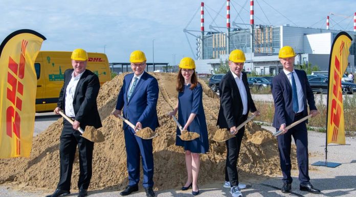 DHL Express Spatenstich am Flughafen München: Neubau zwischen P 80 und P 80 West von links: Timo Köpsel, Director Gateway München DHL Express Deutschland; Staatsminister Dr. Florian Herrmann, MdL und Leiter der Bayerischen Staatskanzlei; Nathalie Leroy, Geschäftsführerin Finanzen und Infrastruktur Flughafen München GmbH; Markus Reckling, Managing Director DHL Express Deutschland; Jost Lammers, Vorsitzender der Geschäftsführung Flughafen München GmbH