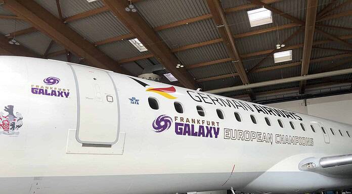 Embraer E190 in Sonderbemalung des amtierenden Football-Champions aus Frankfurt Embraer E190 in Sonderbemalung des amtierenden Football-Champions aus Frankfurt