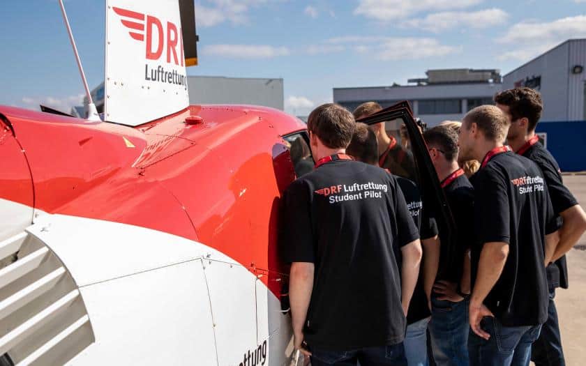 Sieben Flugschüler nehmen ihr Trainingsgerät erstmals in Augenschein.