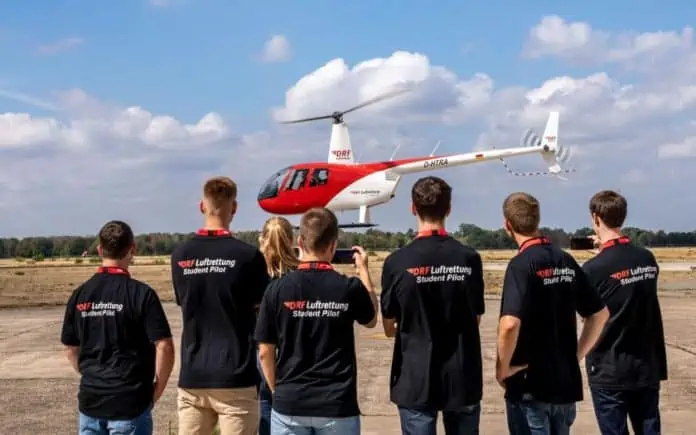 Mit der neuen Ausbildung erweitert die Akademie der DRF Luftrettung ihr Portfolio und komplettiert das Leistungsangebot ihrer Flugschule. Mit der neuen Ausbildung erweitert die Akademie der DRF Luftrettung ihr Portfolio und komplettiert das Leistungsangebot ihrer Flugschule.